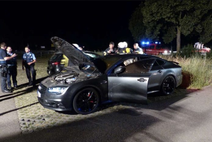 Der Audi wurde von der Feuerwehr gelöscht (Foto: Feuerwehr Neustadt)