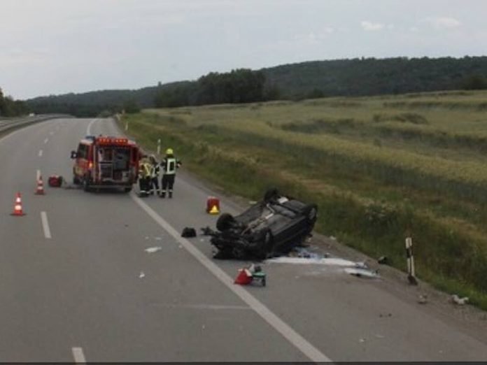 Das Fahrzeug und blieb auf dem Dach auf dem Seitenstreifen liegen. (Foto: Polizei RLP)