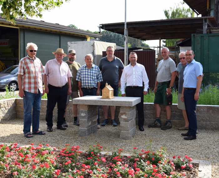 (Stadt Sinsheim): Einweihung des Kapellenplatzes in Dühren. Dekan Heinrich Hafner sen., Oberbürgermeister Jörg Albrecht, Erich Frank (Frank Gartenbau) und Dezernatsleiter Tobias Schutz im Kreise von Vertretern des Ortschaftsrats und Bürgern