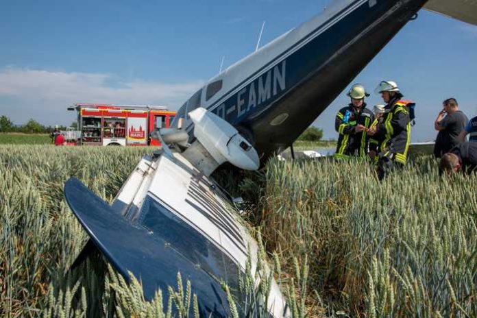 Mainz-Finthen: Notlandung in Weizenfeld. Foto Frank Sauer © Stadtverwaltung Mainz