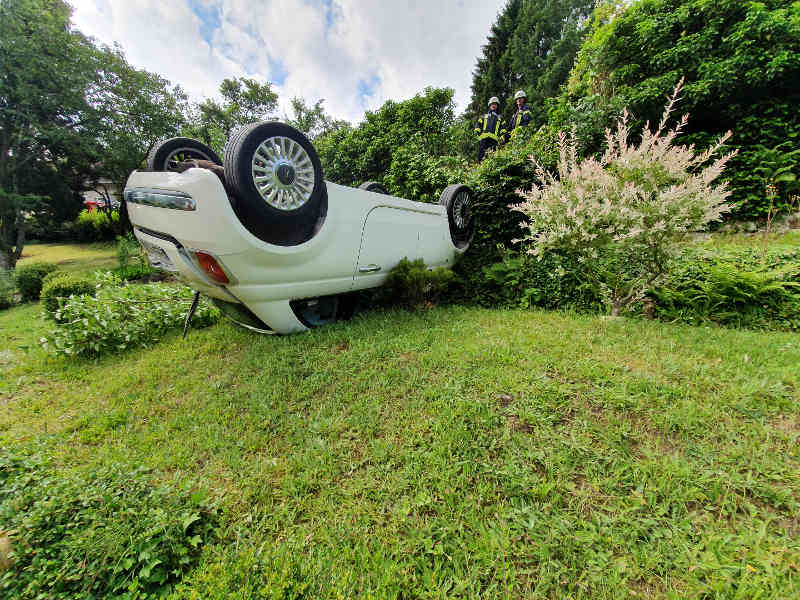 Das Fahrzeug rutschte einen Abhang herunter und überschlug sich. (Foto: Presseteam der Feuerwehr VG Lambrecht)