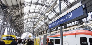 Flirt und VT-VS 2E Frankfurt Hauptbahnhof (Foto: RMV/Jana Kay)