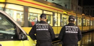 Zur Stärkung des subjektiven Sicherheitsgefühls führten die Verkehrsbetriebe und das Polizeipräsidium Karlsruhe in der Nacht von Freitag auf Samstag eine weitere Schwerpunktkontrolle durch. (Foto: VBK)