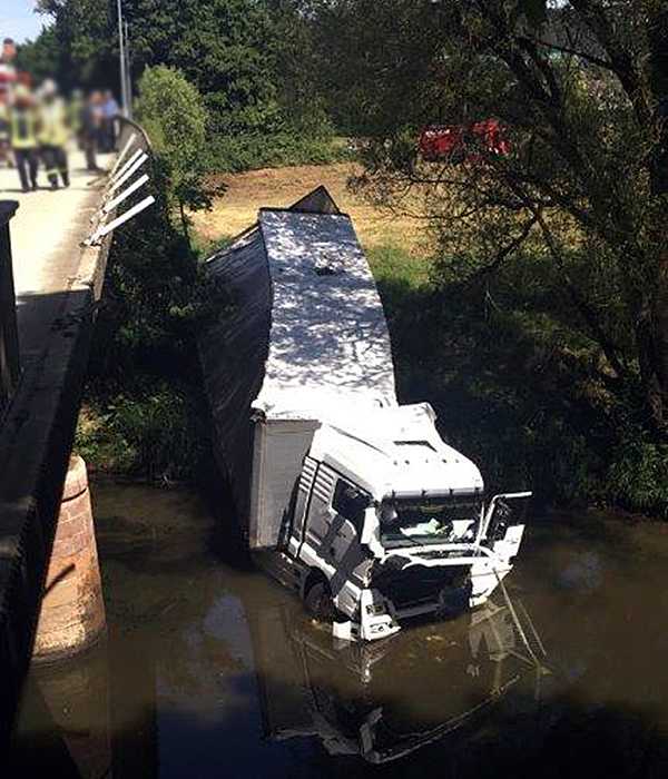 Sattelzug landet nach Unfall in der Lahn