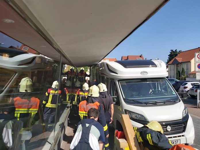 Die Feuerwehr befreite das feststeckende Wohnmobil (Foto: Feuerwehr Haßloch)