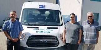 Bernd-Jung-Stiftung Geschäftsführer Harald Stark, Carolyn de Giorgi (Geschäftsführerin Benerius GmbH) und Vorstandsvorsitzender Bernd Jung mit dem neuen Bus der Stiftung (Foto: Bernd-Jung-Stiftung)