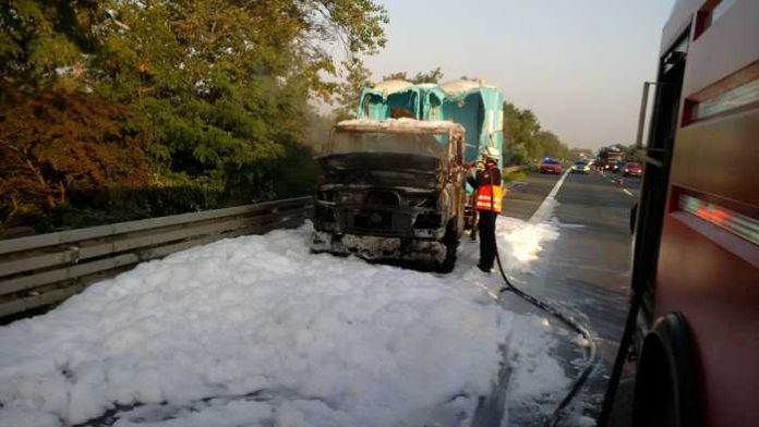 Mit mobilen Toiletten beladener Transporter brennt auf der A 67