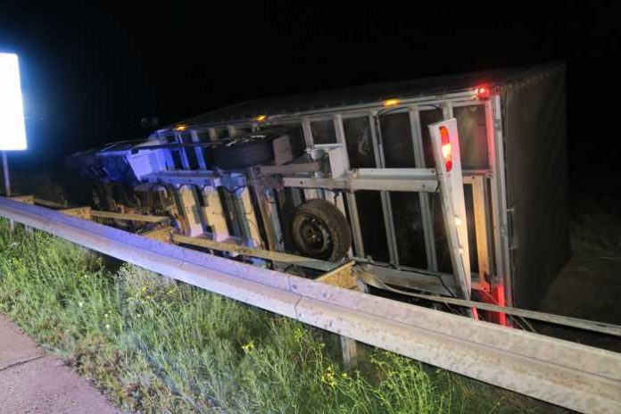 Umgekippter Transporter auf der A5