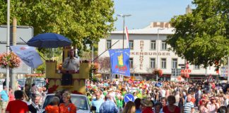 Buntes Treiben beim Winzerfestumzug (Foto: Archiv Stadt Bingen)