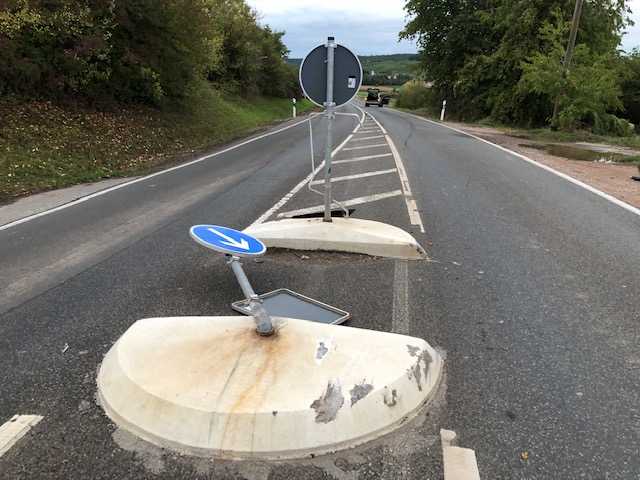 Beschädigte Verkehrsinsel