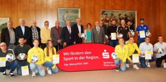 Preisübergabe an die Gewinner des Fair-Play-Wettbewerbes bei der Sparkasse Rhein-Haardt (Foto: Sparkasse Rhein-Haardt)