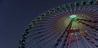 Symbolbild, Fest, Riesenrad, Gondeln, Dunkelheit, Jahrmarkt, Volksfest, Kirmes, Rummel © FireDisk on Pixabay