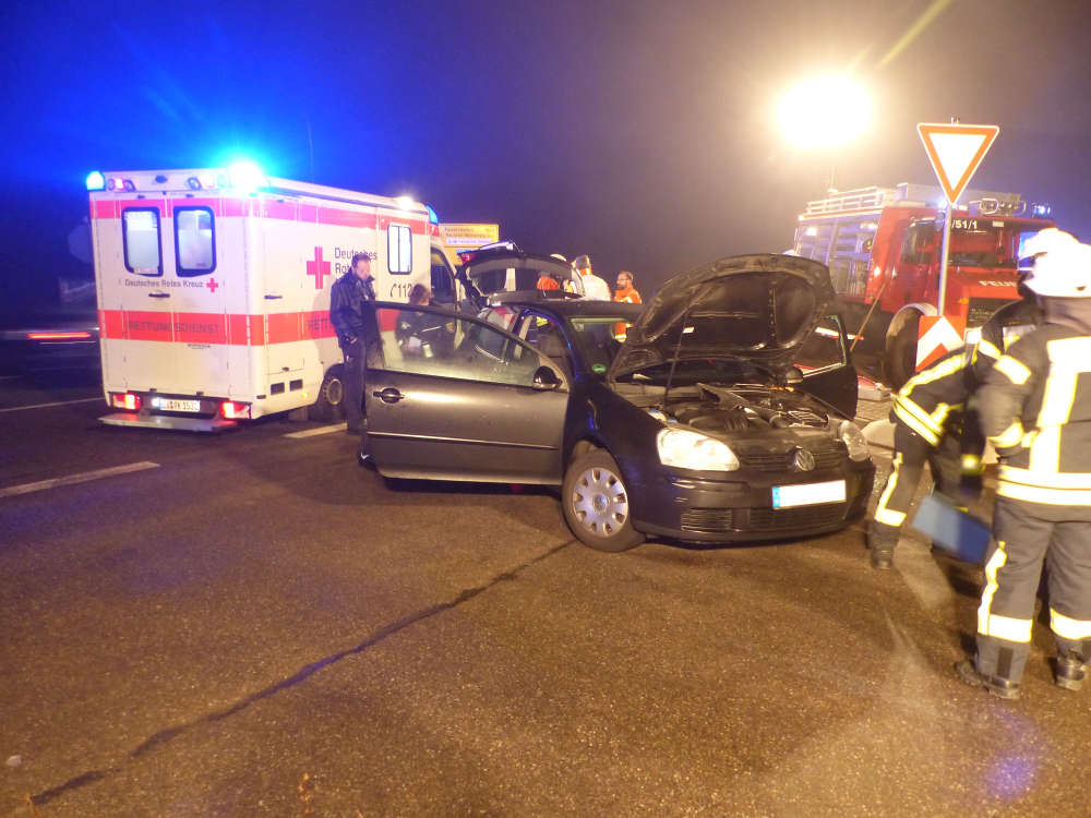 Der unfallbeteiligte VW Golf (Foto: Feuerwehr Neustadt)