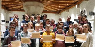 Für die Schülerinnen und Schüler gab es ein Zertifikat, für die Mentorinnen und Mentoren eine Flasche Wein als Dankeschön. (Foto: Stadtverwaltung Neustadt)