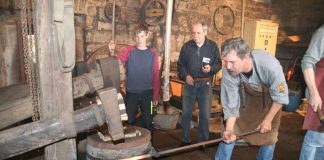 Schmiede und Helfer bei der Arbeit mit dem Hammerwerk (Foto: Tanja und Harald König)