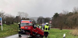 Der,PKW blieb auf dem Dach liegen (Foto: Feuerwehr Neustadt)