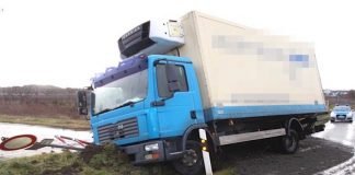 Der LKW kam von der Fahrbahn ab und landete an einer gemauerten Brüstung. (Foto: Polizei RLP)