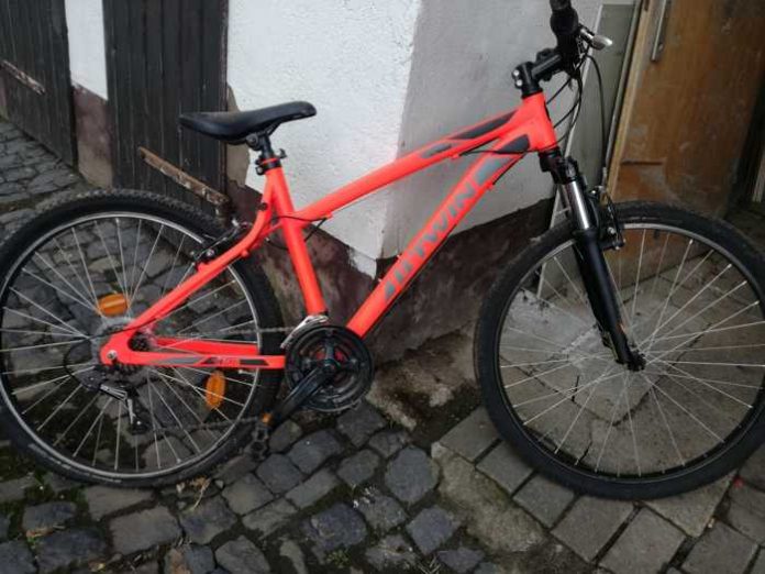 rotes Mountainbike der Marke B-Twin-Foto 1