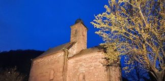 Erstrahlt in warm-weißem Licht: Nikolauskapelle bei Klingenmünster (Foto: LANZ Manufaktur Germany GmbH)