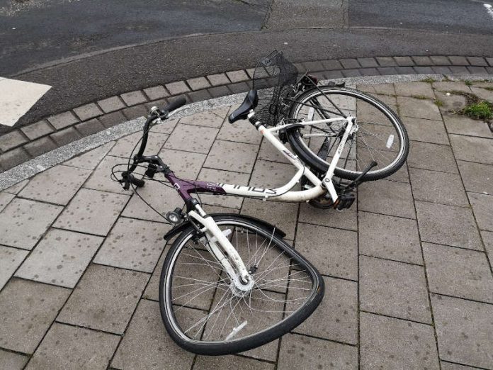 Das Fahrrad wurde beschädigt (Foto: Polizei RLP)