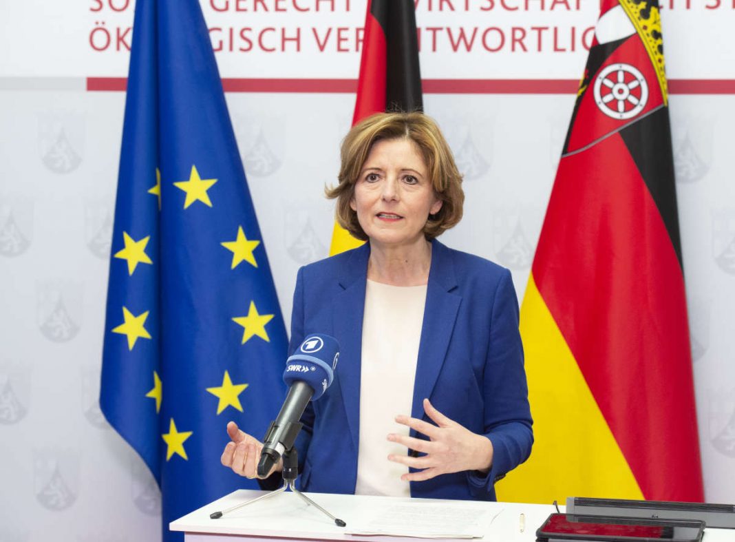 Ministerpräsidentin Malu Dreyer informierte über die Ergebnisse der Corona-Schaltkonferenz zwischen der Bundeskanzlerin und den Ministerpräsidentinnen und Ministerpräsidenten. (Foto: Staatskanzlei RLP_Pulkowski)