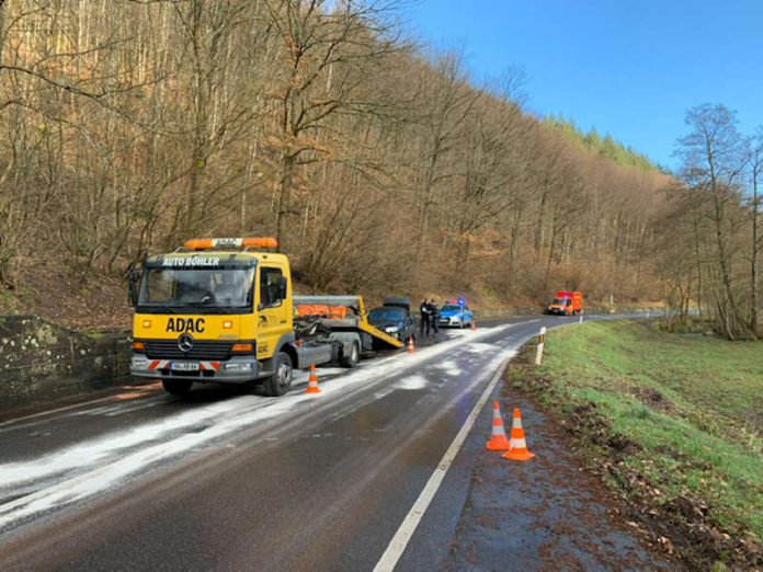 Der Fahrer blieb nach Feuerwehrangaben bei dem Verkehrsunfall unverletzt (Foto: Presseteam Feuerwehr VG Lambrecht)