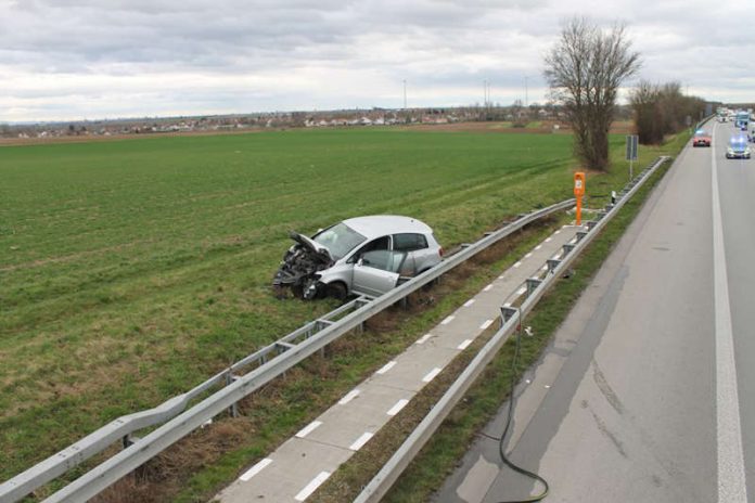 Verunfallter PKW (Foto: Polizei RLP)