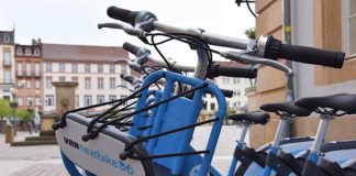 Ganz neu in Landau: Die Leihfahrräder von VRNnextbike warten unter anderem am Rathaus auf ihre ersten Fahrerinnen und Fahrer. (Foto: Stadt Landau)