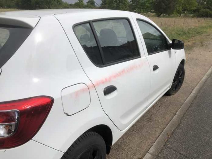 RP_59 Fahrzeuge in Birkenheide mit Farbe besprüht