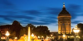 Ab 17. Juni sprudeln die Wasserspiele am Friedrichsplatz wieder in voller Pracht. Die neuen LED-Strahler können die Fontänen jetzt noch farbiger beleuchten. (Foto: MVV)