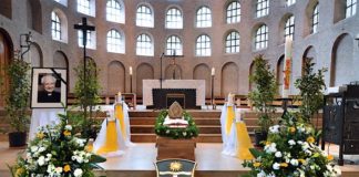 Bischof em. Dr. Anton Schlembach wurde zum Abschied in der Friedenskirche St. Bernhard in Speyer aufgebahrt (Foto: Klaus Landry)