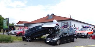 Spektakulärer Verkehrsunfall (Foto: Feuerwehr Neustadt)