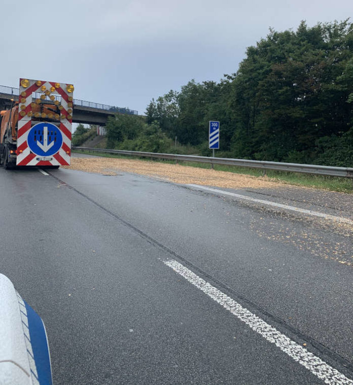 Die verschmutzte Fahrbahn musste gereinigt werden (Foto: Polizei RLP)