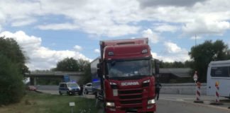 Der Sattelzug in der Autobahnausfahrt (Foto: Polizei RLP)