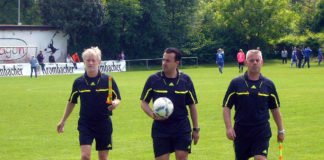 Fußball-Schiedsrichter in Mannheim-Neckarau (Foto: Hannes Blank)