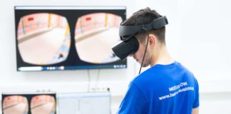 Albert Perquku, Chemikant im 2. Ausbildungsjahr, lernt im Virtual-Reality-Technikum der BASF-Ausbildung in Ludwigshafen, wie Anlagenteile im Ausbildungtechnikum miteinander zusammenhängen und trainiert mit VR-Brille und Joystick verfahrenstechnische Prozesse. (Foto: BASF SE)