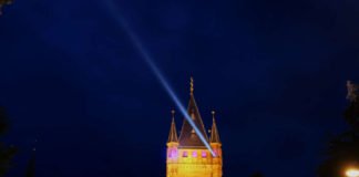 Beleuchteter Schlossturm (Foto: Stadtverwaltung Weinheim)