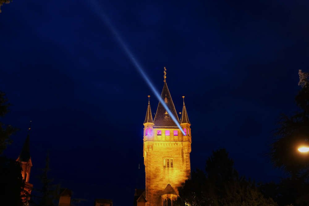 Beleuchteter Schlossturm (Foto: Stadtverwaltung Weinheim)