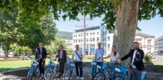 Einführung VRNnextbike in Neustadt an der Weinstraße, v.l.: Bernhard Adams, Beigeordneter der Stadt Neustadt an der Weinstraße, Frieder Zappe, VRN GmbH, Marcel Schwill, Klimaschutzmanager der Stadt Neustadt an der Weinstraße, Alexander Korol, Business Development Manager, nextbike GmbH, Christine Locher, Abteilungsleitung Verkehrsplanung, Stadt Neustadt an der Weinstraße, Onur Semerci, Business Development Manager, nextbike GmbH (Foto: VRN/Wolf)