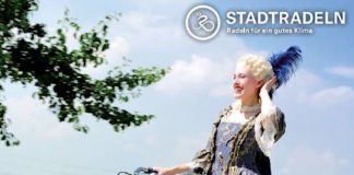 Barockdame auf Fahrrad (Foto: Stadt Schwetzingen, Fotograf Tobias Schwerdt)