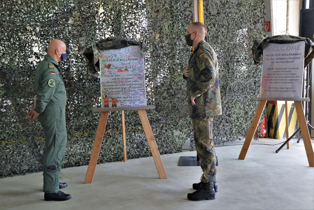 Kommandeur übergibt das erste Replika an den Inspekteur der Luftwaffe (Foto: Bundeswehr/Melissa Crapanzano)