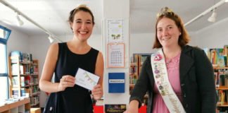 Anna-Maria Löffler und Lena Roth als Glücksfeen bei der Verlosungsaktion (Foto: Gemeindeverwaltung Haßloch)