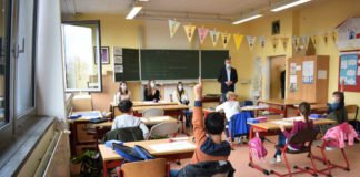 Bürgermeister Dr. Maximilian Ingenthron erkundigt sich bei den Drittklässlerinnen und -klässlern, was sie in der Herbstschule gelernt haben. (Quelle: Stadt Landau)