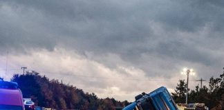 LKW kracht in Leitplanke (Foto: Helmut Dell)