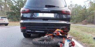 Das Leichtkraftrad schlidderte gegen das Heck des Ford (Foto: Polizei RLP)