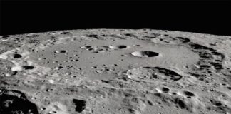 Clavius-Krater auf dem Mond SO­FIA konn­te die Was­ser­mo­le­kü­le im Be­reich des Cla­vi­us-Kra­ters auf der süd­li­chen Mond­halb­ku­gel de­tek­tie­ren. (Credit: NASA, Moon Trek, USGS, and LRO)