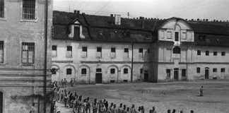 Arbeitshaus Rebdorf bei Eichstätt, in das u. a. angebliche "Asoziale" aus Neustadt verbracht wurden, 1940. Gang zum Appellplatz. (Aus: Privatbesitz Eichstät)