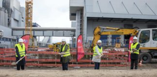 Spatenstich für die neue Anlage zum Phosphor-Recycling: v.l.n.r. MVV-Vorstandschef Dr. Georg Müller, Regierungspräsidentin Sylvia M. Felder, die Mannheimer Umweltbürgermeisterin Felicitas Kubala und MVV-Technikvorstand Dr. Hansjörg Roll. (Foto: MVV Energie AG/Gennaro Vitale)