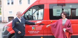 Wehrleiter Klaus Michel (links) übergibt die Spende an Elke Anton vom Förderverein „Kinderhospiz Sterntaler“. (Foto: Verbandsgemeinde Annweiler am Trifels)