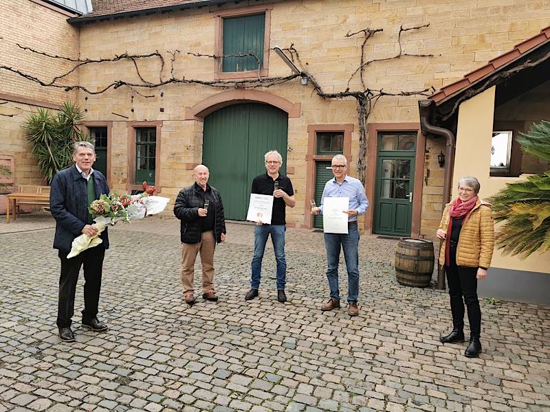 v.l.: Ortsbürgermeister Karl Schäfer, Beigeordneter Klaus Humm, Uwe Ziegler, Harald Ziegler, Maria Bergold (Büro für Tourismus). (Foto: BfT Maikammer)